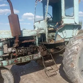 T-28 Traktoryň gapysy