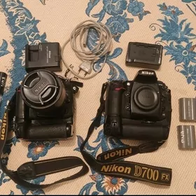 Nikon D700 Nikon D7000