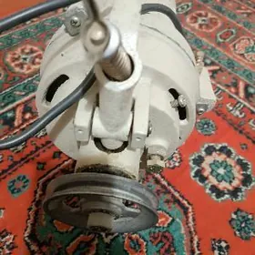 Jukki тикин машинин моторы.