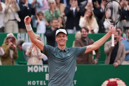 Sinner Monte-Karlodaky ýaryşda Alkarasy utup, ýene-de dünýäniň birinji raketkasy boldy