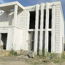 Двухэтажный кирпичный коттедж