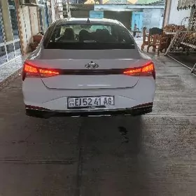 Hyundai Elantra 2022