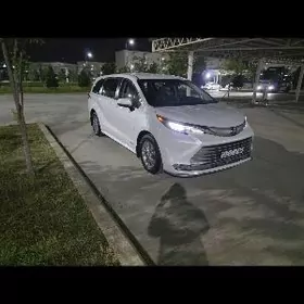 Toyota Sienna 2024