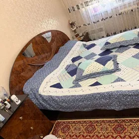 кровать , комод , тумбочки ,