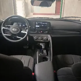 Hyundai Elantra 2025