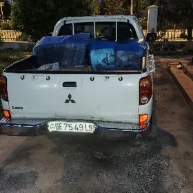 Mitsubishi L200 2012