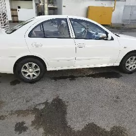 Nissan Sunny 2010