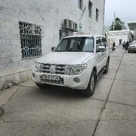 Mitsubishi Pajero 2014