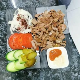 Dönerin yanyna kömekçi