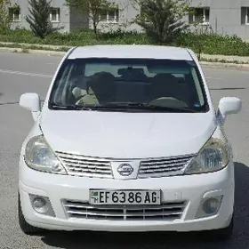 Nissan Tiida 2010