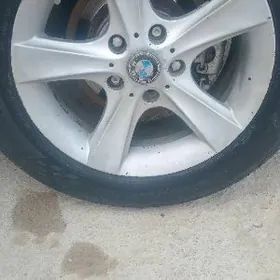 16 lyk diska pakryskasy bilen