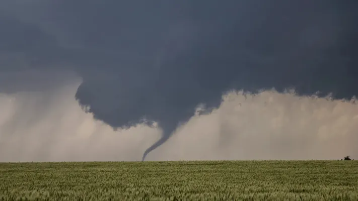 Мощный циклон в США: торнадо и град затронули более 130 миллионов человек