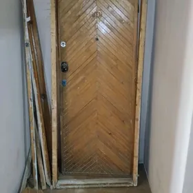 дверь наружная деревянная