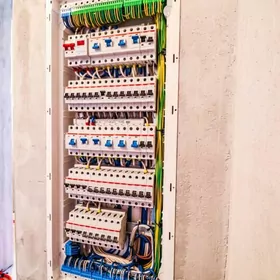 Elektro ussa we kömekçi