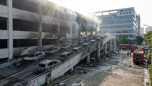 На заводе BYD в Шэньчжэне загорелись списанные электромобили