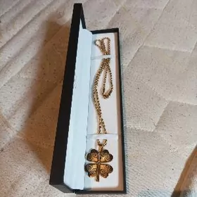 кулон Клевер