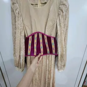 Bili karsetli pombarh koynek