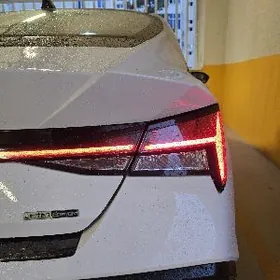 Hyundai Elantra 2025