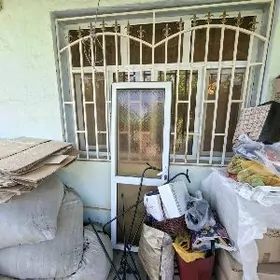 бочка и пластиковая дверь