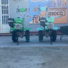 ýer sürýän traktor