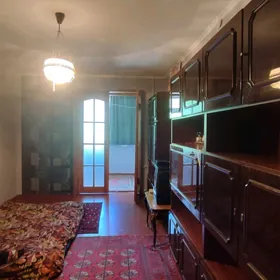 10 мкр 3 комнатная 2 этаж