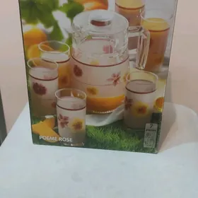 Графин со стаканами.