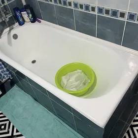 Унитаз, ванна, зеркало, шкаф