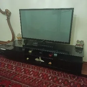 Телевизор с подставкой