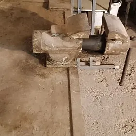 стол с тисками