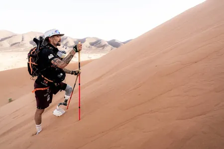 Fransuz ylgawçysy Saharany bir aýagy protezli geçmegi başardy