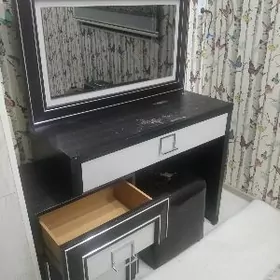 Трюмо с пуфом