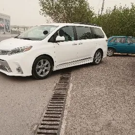 Toyota Sienna 2018