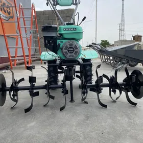 ýer sürýän traktor