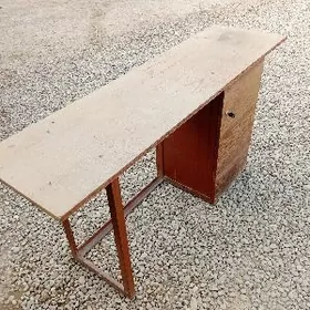 Tikinçiler üçin ýasalan parta