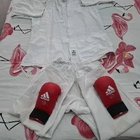 Кимоно и перчатки.