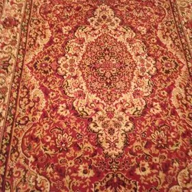 ковер новый весел на стене