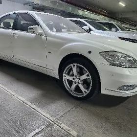 Mercedes-Benz S-Class 2011