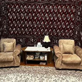 два кресла и столик