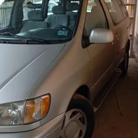 Toyota Sienna 2002