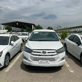Toyota Innova 2023