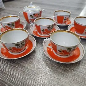 чашки и сахарница