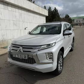 Mitsubishi Pajero 2020