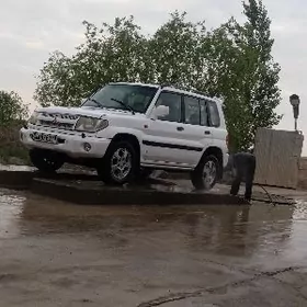 Mitsubishi Pajero 2000