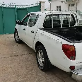 Mitsubishi L200 2012