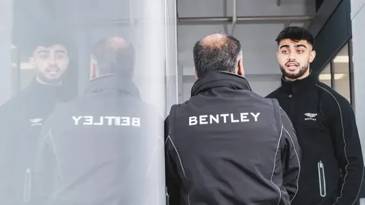 Bentley kompaniýasy elektrik ulaglary ýygnalanda geýilýän ýörite uglerod süýüminden tikilen geýimleri işläp düzdi