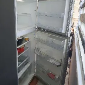 Продам холодильник "Hisense"