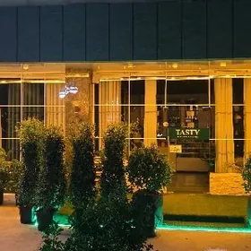 Gyz Menejer, Ayal Powar