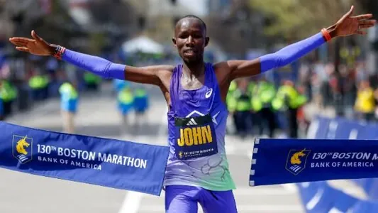 Keniýaly Jon Korir Boston marafonynda taryhda iň gowy netije bilen ýeňiş gazandy