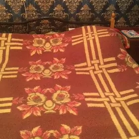 кровать и шкаф