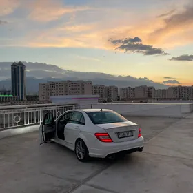 Mercedes-Benz C300 2011